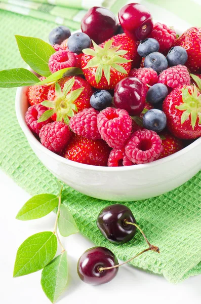 Mischung aus frischen Beeren. — Stockfoto