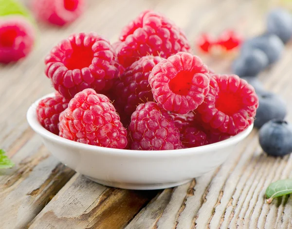 Raspberry on wooden table — Stock Photo, Image