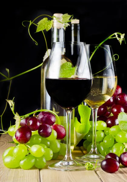 Wine with grapes — Stock Photo, Image