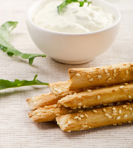 Brood sticks met saus — Stockfoto