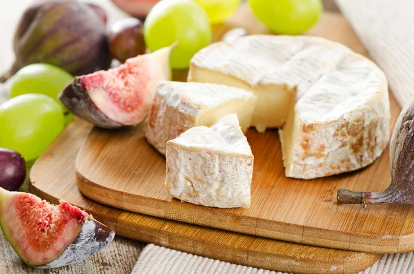 Cheese and figs — Stock Photo, Image