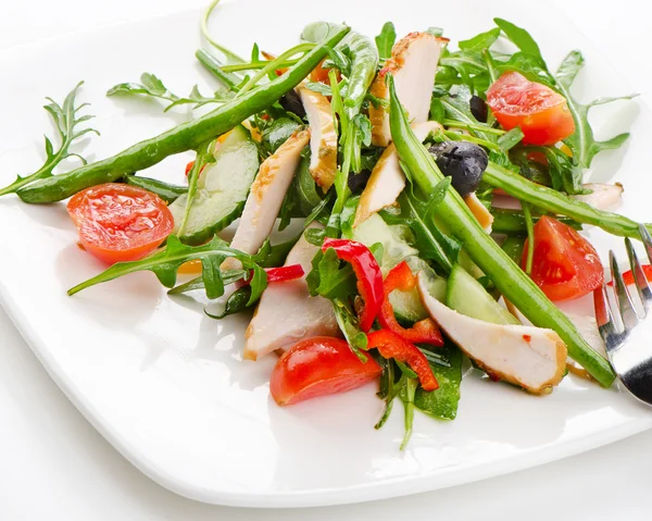 Salada de legumes frescos com frango — Fotografia de Stock