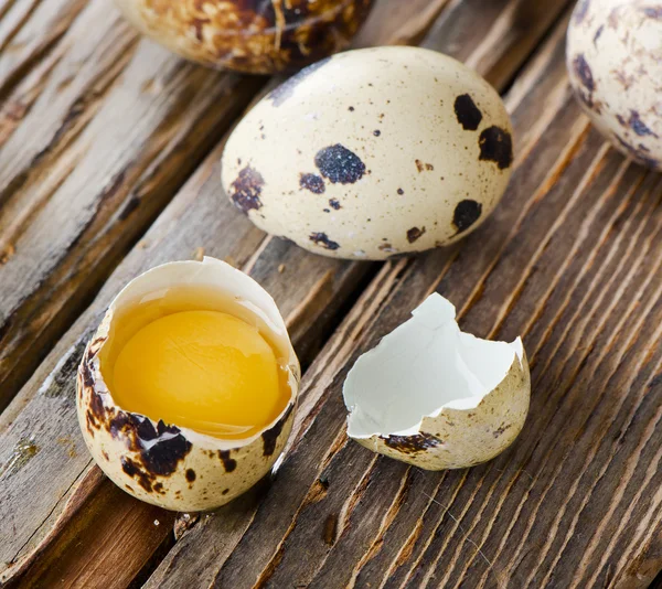 Перепелиные яйца на деревянном столе. — стоковое фото
