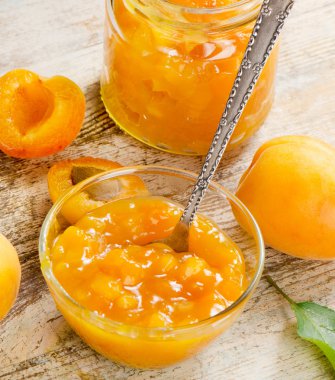 ahşap bir masaya taze kayısı reçel.