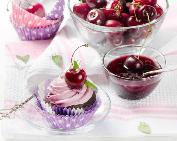 Cupcake with cherry on a wooden table. — Stock Photo, Image