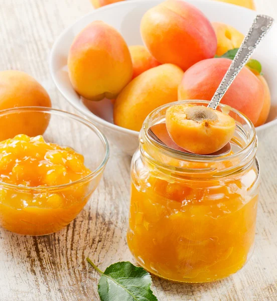 Frische Marillenmarmelade auf einem Holztisch. — Stockfoto