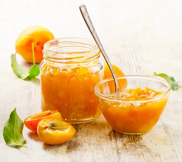 Apricots jam on a wooden table. — Stock Photo, Image