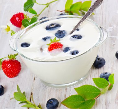 Çilekli taze yoğurt.