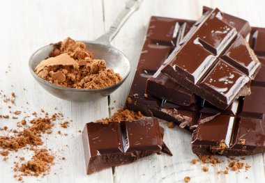 kakao tozu ve kırılmış çikolata bar