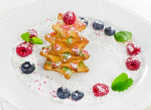 Weihnachtsdessert - Plätzchenbaum mit Beeren und Minze — Stockfoto