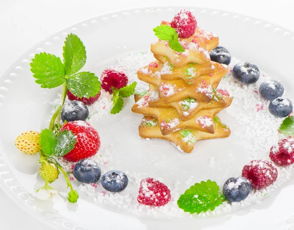 Christmas dessert - tree of chookies with berries and mint — Stock Photo, Image