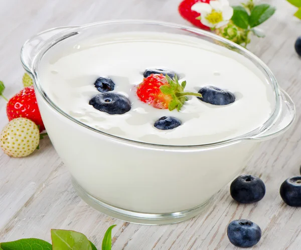 Yogur fresco con bayas — Foto de Stock