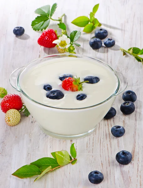 Yogurt with berries — Stock Photo, Image