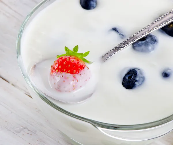 Yogur fresco con bayas — Foto de Stock