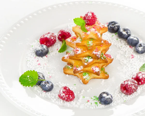 Christmas dessert - tree of chookies with berries and mint — Stock Photo, Image