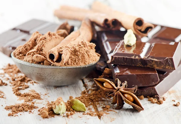 Gebroken chocoladereep en specerijen — Stockfoto