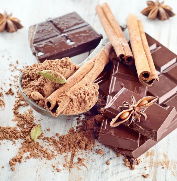 Gebroken chocoladereep en specerijen — Stockfoto