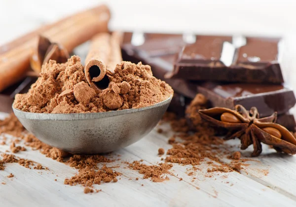Cacao in polvere e barretta di cioccolato rotta — Foto Stock