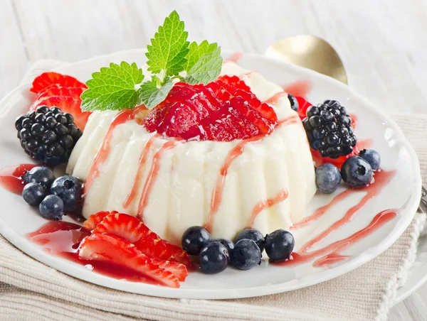 Delizioso dessert con bacche fresche e menta — Foto Stock