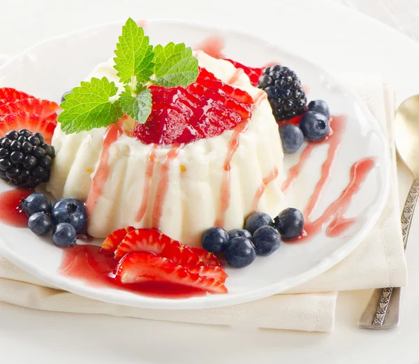 Dessert with fresh berries — Stock Photo, Image