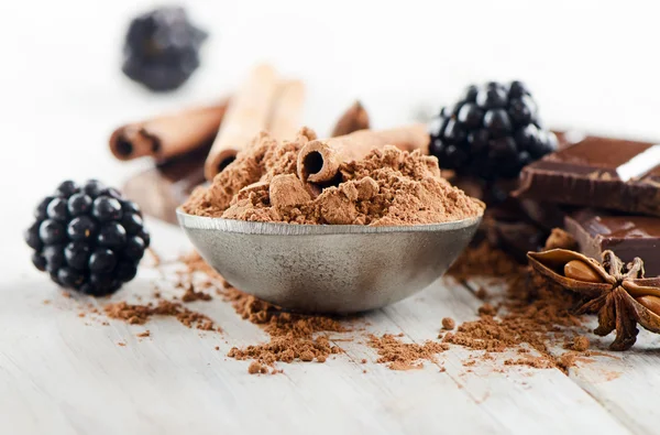 Cacao in polvere e barretta di cioccolato rotta — Foto Stock