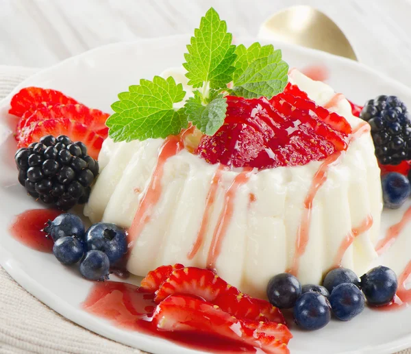 Dessert with fresh berries — Stock Photo, Image