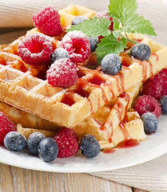 Yaban mersinli waffle ve ahududu..