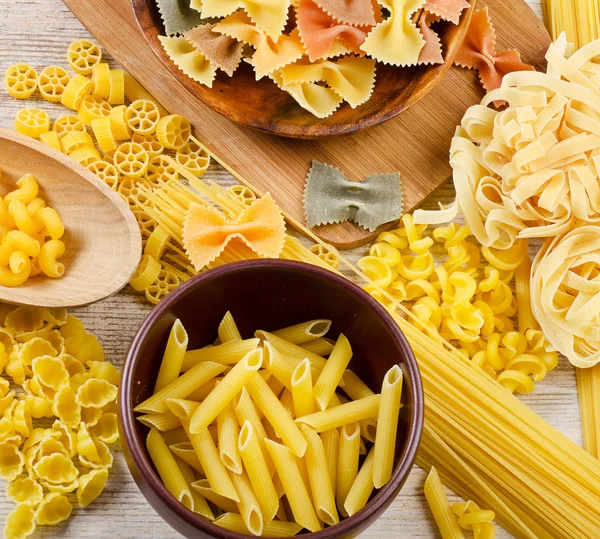 Pasta su tavolo di legno — Foto Stock