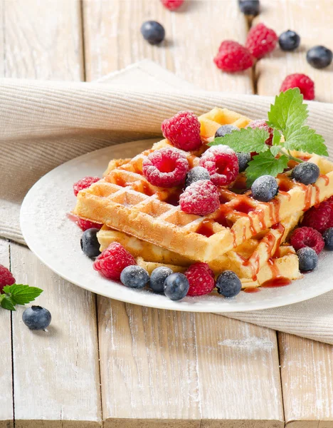 Waffeln mit Blaubeeren und Himbeeren. — Stockfoto