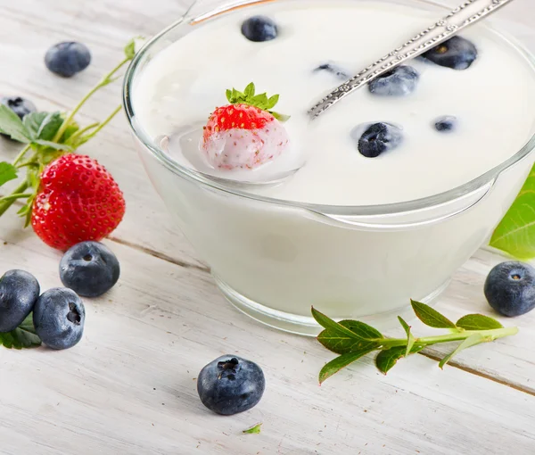 Yogurt with berries — Stock Photo, Image