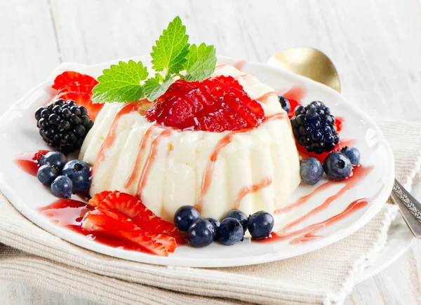 Dessert con bacche fresche  . — Foto Stock