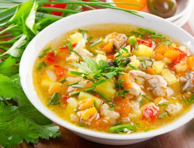 Bir kase sebze çorbası.