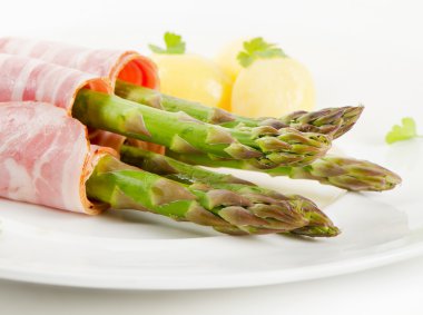 kuşkonmaz ile jambon servis