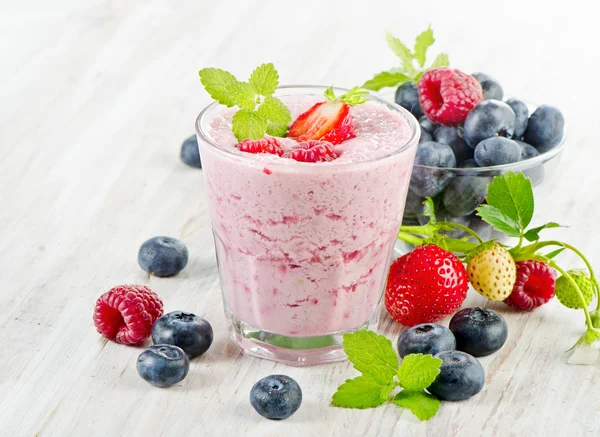 Raspberry smoothie with fresh berries — Stock Photo, Image