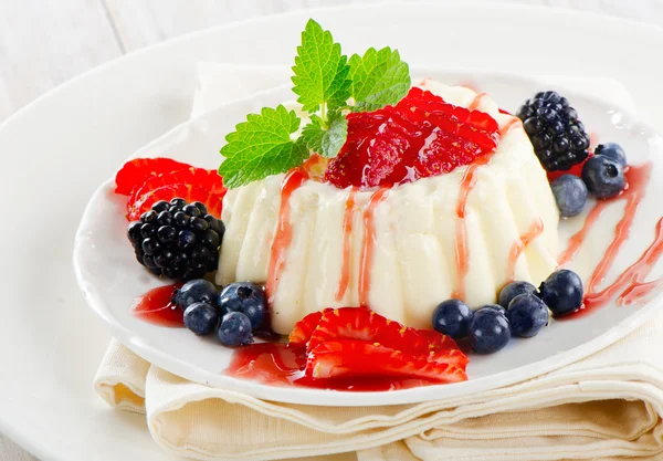 Dessert mit frischen Beeren . — Stockfoto