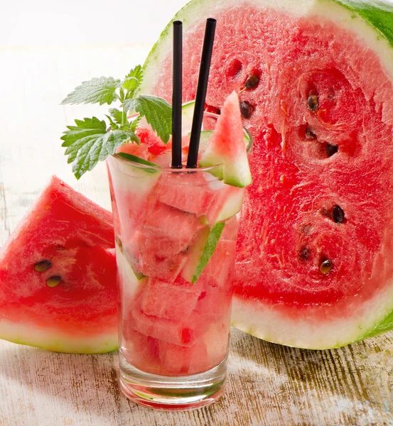 Watermeloen cocktail op een houten tafel. — Stockfoto