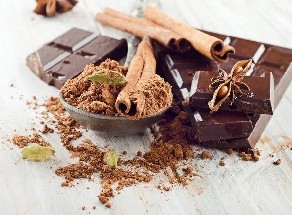 Gebroken chocoladereep en specerijen . — Stockfoto