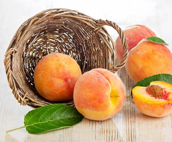 Fresh peaches in the basket — Stock Photo, Image