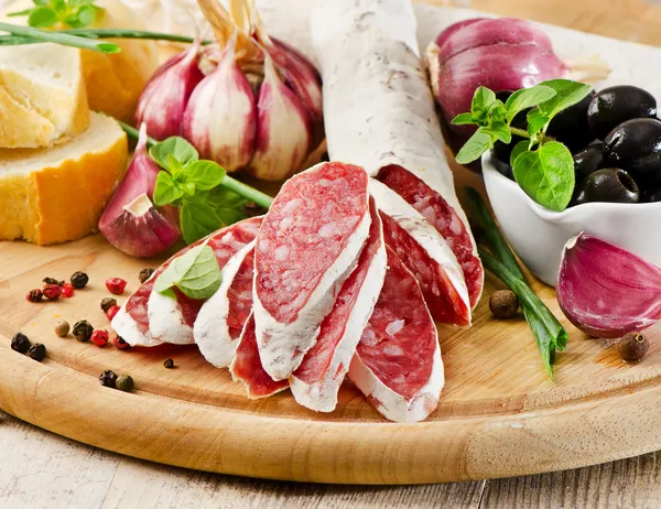 Salame affettato sul tavolo di legno — Foto Stock