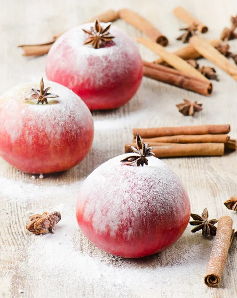 Pommes de Noël et épices sur table en bois — Photo