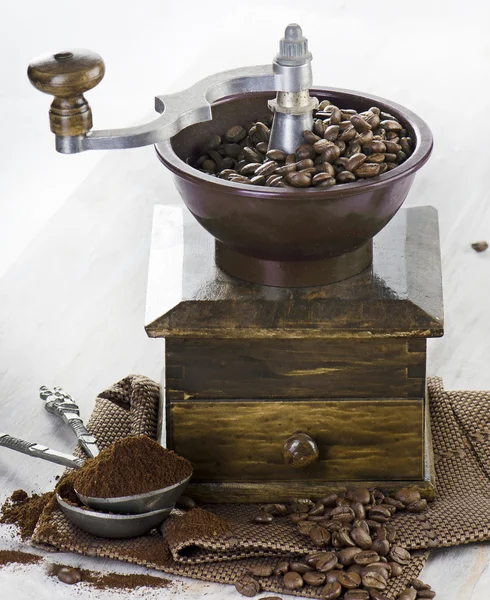 Kaffe och gammaldags kaffekvarn — Stockfoto