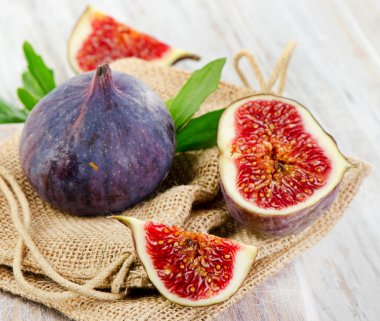 Tahta masada taze incir.