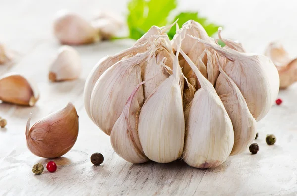 Vitlök på ett träbord — Stockfoto