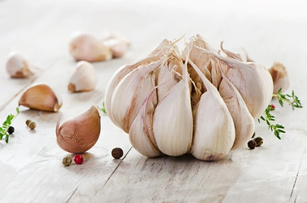 Vitlök på ett träbord — Stockfoto