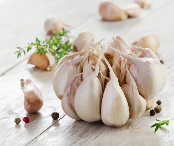 Garlic on a wooden table — Stock Photo, Image