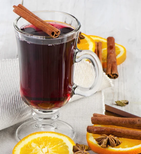 Vin brulè con spezie sul tavolo di legno — Foto Stock