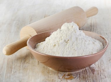 ahşap bir masa un