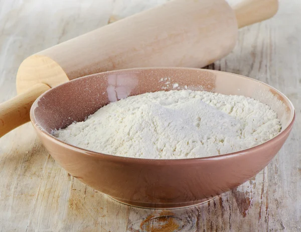 Mehl auf einem Holztisch — Stockfoto