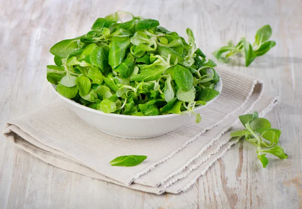 Ensalada en una mesa de madera — Foto de Stock