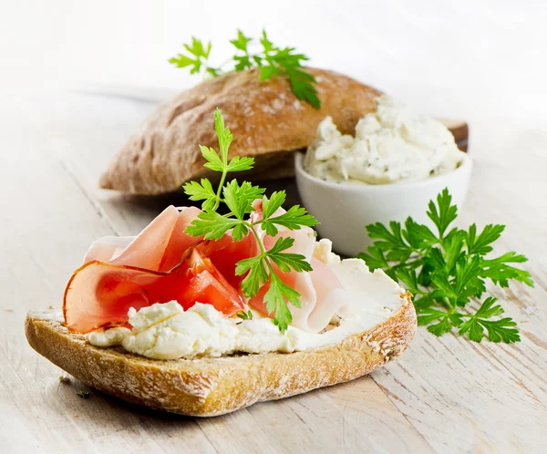 Bread with smoked bacon and cream cheese — Stock Photo, Image